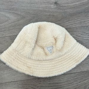 GUESS BUCKET HAT